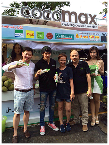 คุณณัฐพล วิสุทธิไกรสีห์ (ซ้าย) คุณแทค ภรัญญู และทีมงาน CocoMax